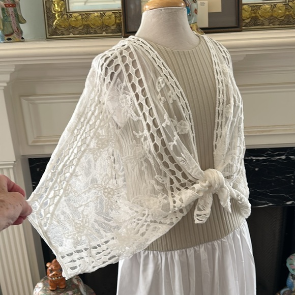 Elegant White Lace Women's Jacket - Picture 2 of 3